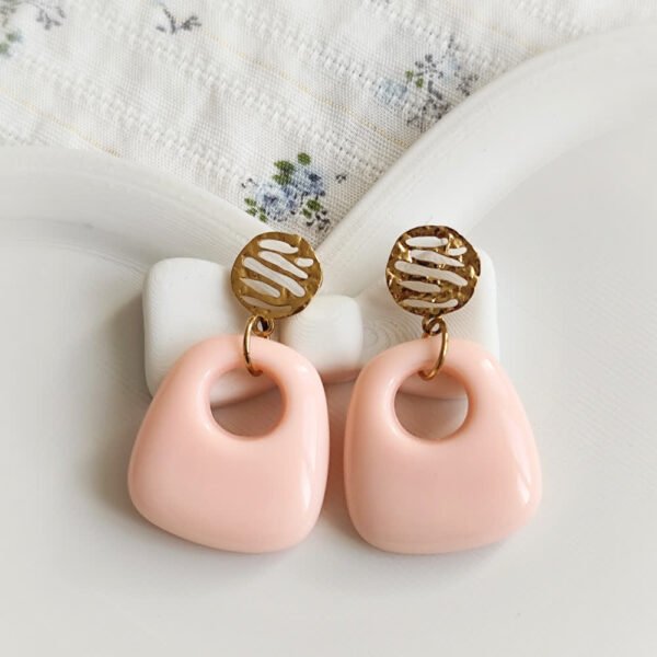 boucles d'oreilles pendantes rose clair