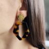 Boucle d'oreille pendante avec pendentif géométrique motif écailles marrons en acétate et clou d'oreille en acier inoxydable martelé doré.