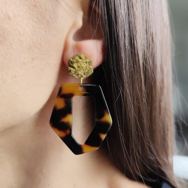 Boucle d'oreille pendante avec pendentif géométrique motif écailles marrons en acétate et clou d'oreille en acier inoxydable martelé doré.