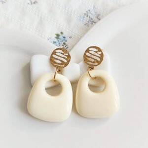 boucles d'oreilles écru forme organique avec attache dorée, bijoux minimalistes chic pour femme.