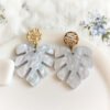 Boucles d'oreilles pendantes feuille monstera bleu clair pailleté doré