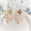 Boucles d'oreilles pendantes feuille monstera légères rose pâle nacré doré