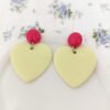 Boucles d'oreilles cœur jaune pâle avec pastille fuchsia, bijoux fantaisie colorés assemblés à la main.