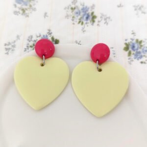 boucles-oreilles-coeur-jaune-fushia Boucles d'oreilles cœur jaune pâle avec pastille fuchsia, bijoux fantaisie colorés assemblés à la main.