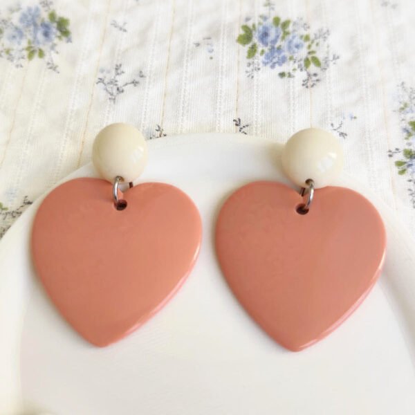 Boucles d'oreilles cœur couleur saumon avec pastille beige, bijoux fantaisie assemblés à la main.