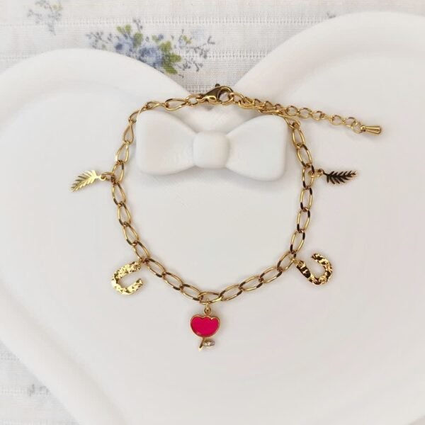 bracelet-dore-breloques Bracelet doré avec breloques dorées breloque tulipe rose