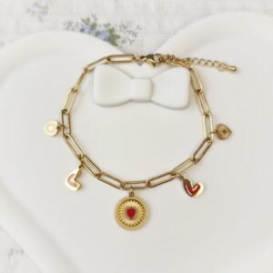 Bracelet doré avec breloques cœur dorées et rouges